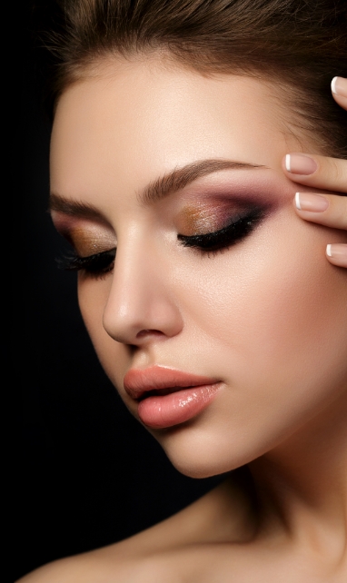 Modèle féminin mettant en valeur les yeux, les sourcils et les lèvres
